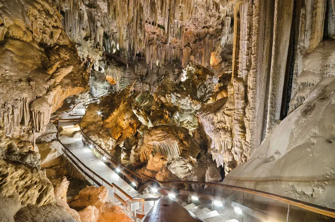 Interior de la Cueva de Nerja con grandes columnas de estalactitas iluminadas
