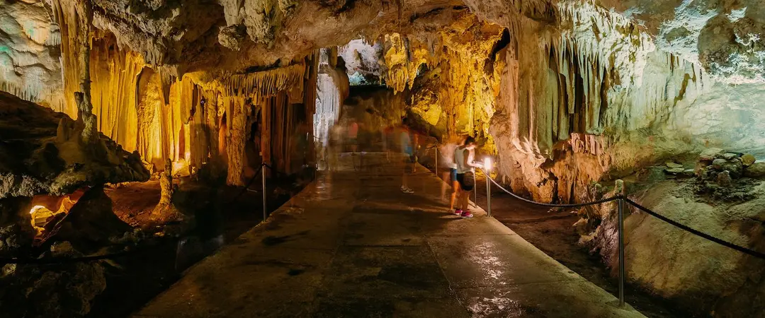 Interior iluminado de las Cuevas de Nerja