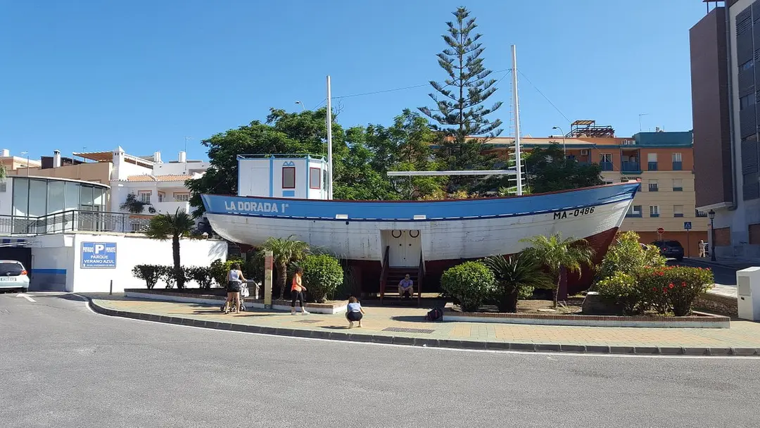 Réplica del barco de Chanquete en el Parque Verano Azul de Nerja