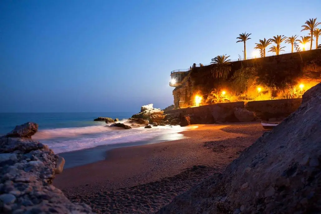Playa de Calahonda al anochecer, a los pies del Balcón de Europa iluminado