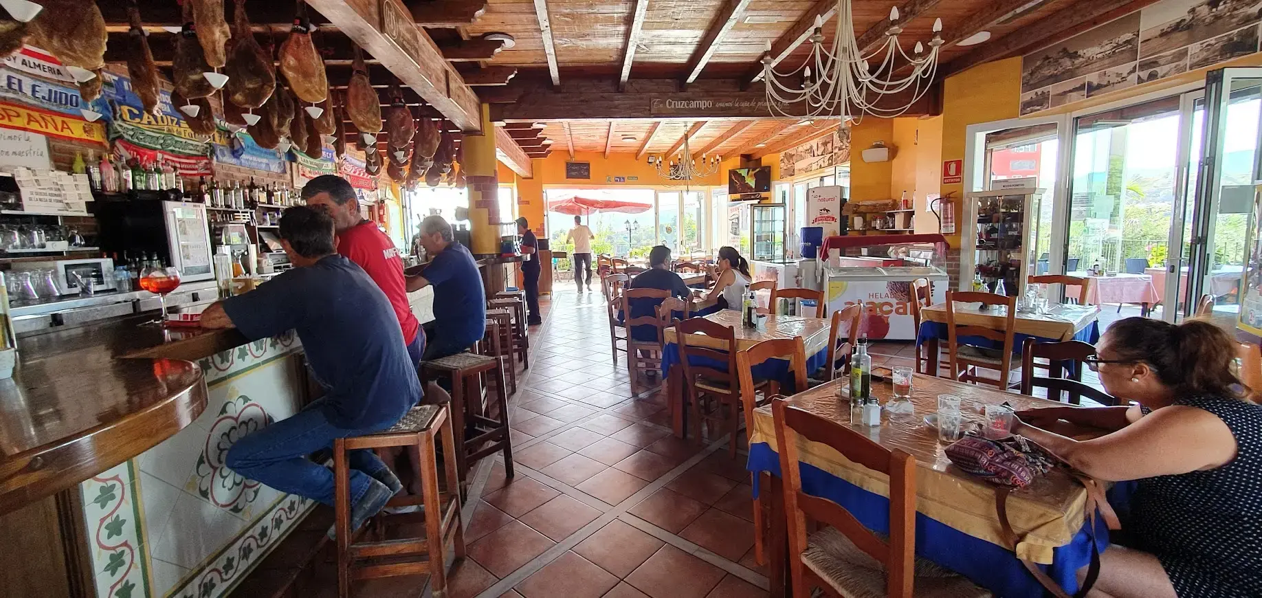 Gasolinera Axarquía (Cepsa) en Nerja — interior (4 de 15)