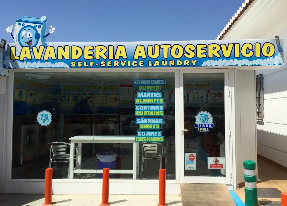 Gasolinera Axarquía (Cepsa) en Nerja — exterior (3 de 15)