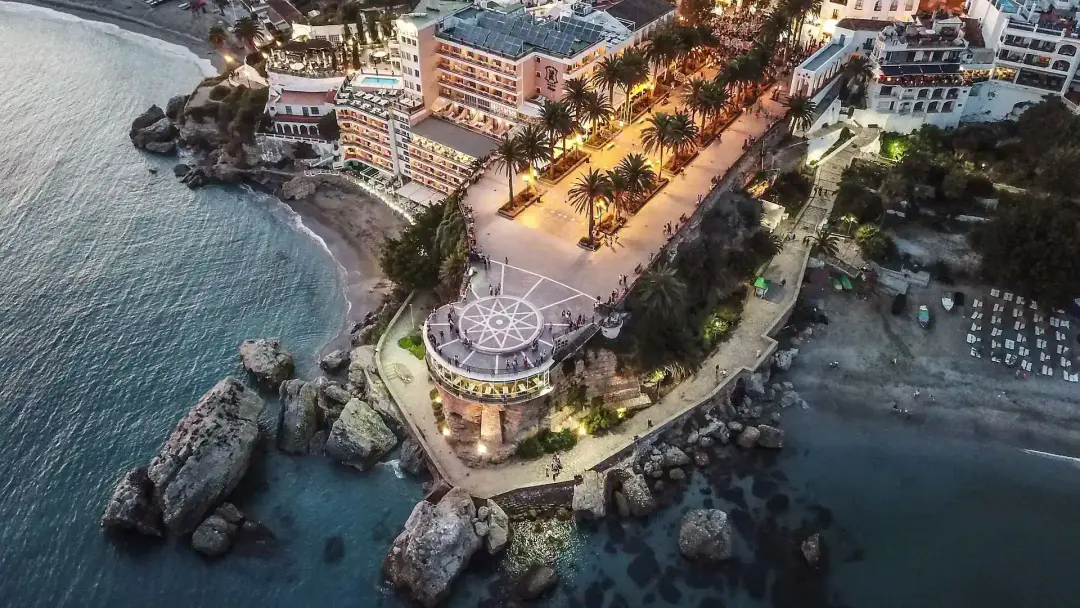 El Balcón de Europa al atardecer, con el pueblo de Nerja iluminado