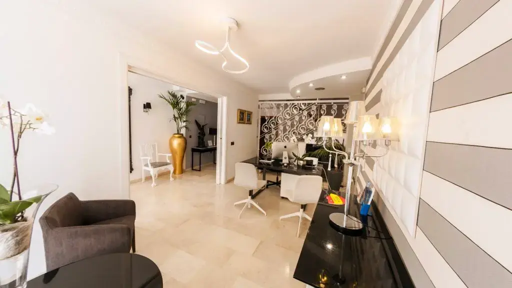 Hostal Abril — Hostales en C. Pintada, Málaga — alojamiento en la Costa del Sol
