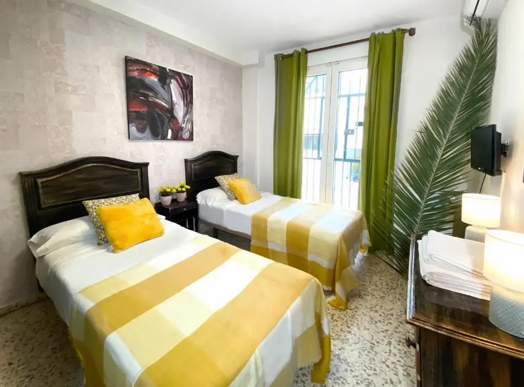 Hostal Azahara — Hostales en Av de Pescia, Málaga — alojamiento en la Costa del Sol