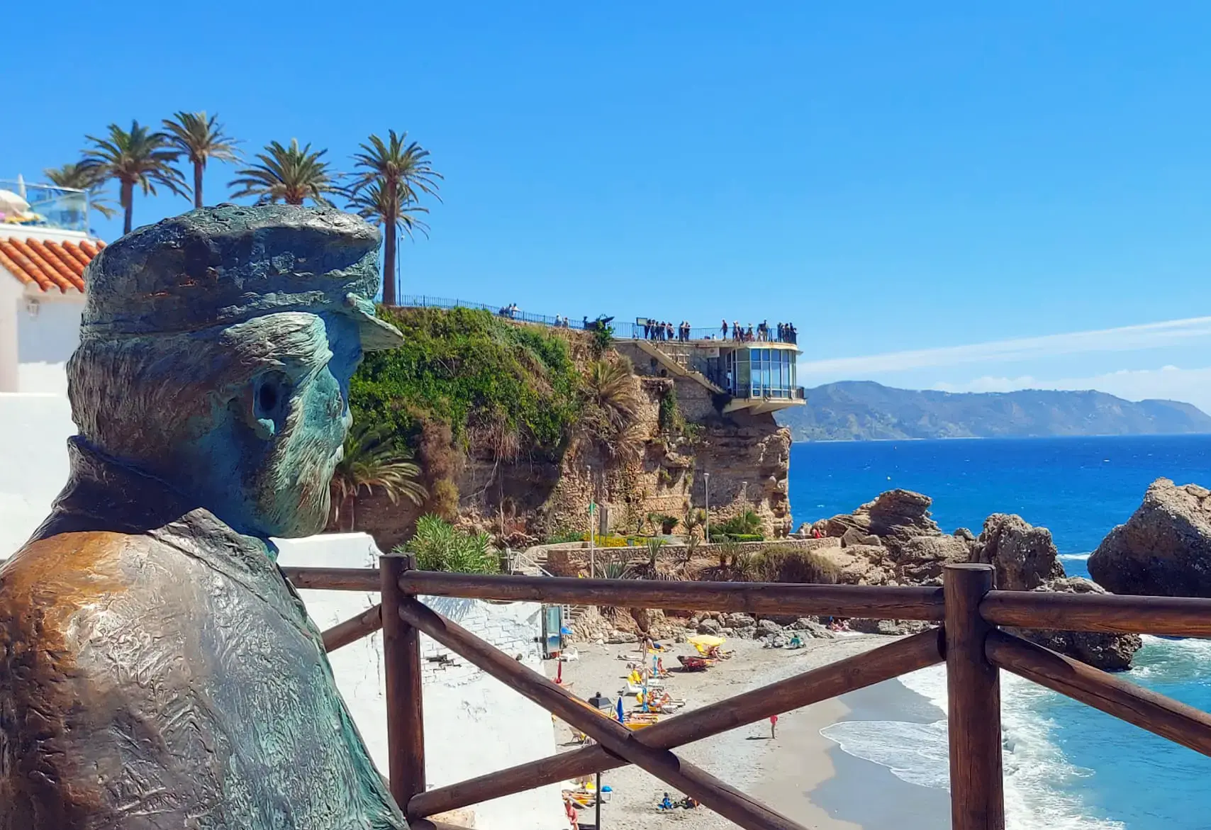 Estatua de Chanquete — Lugares para visitar en Nerja, Málaga — lugar de interés en la Costa del Sol