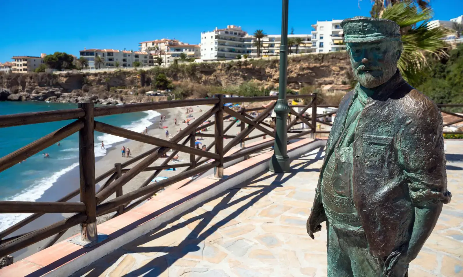 Estatua de Chanquete en Nerja — vista principal (2 de 16)