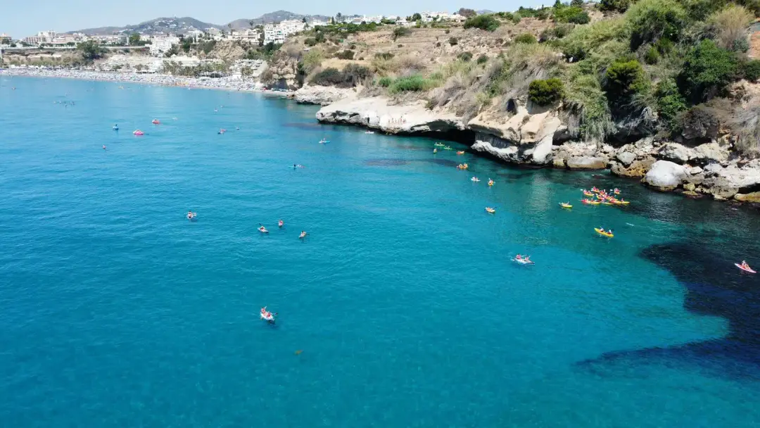 Aguas turquesas junto a los acantilados de Maro, destino de las rutas en kayak desde Nerja