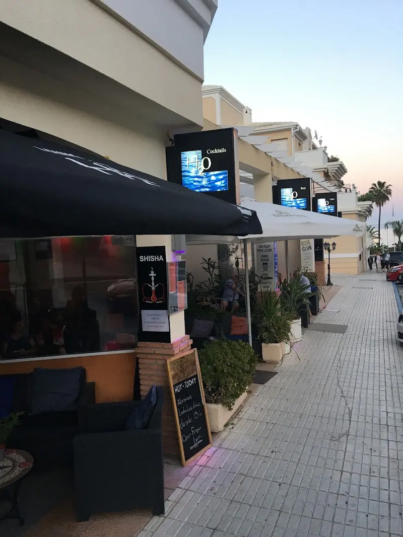 Bar H2O — Cafeterías en Playa Burriana, Málaga — restaurante en la Costa del Sol
