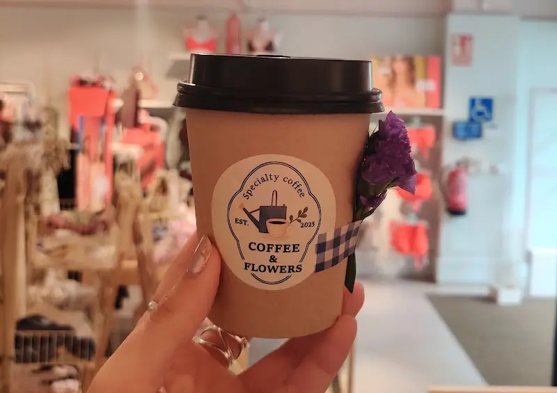 Coffee & flowers Specialty Coffee en Nerja — interior (4 de 10)