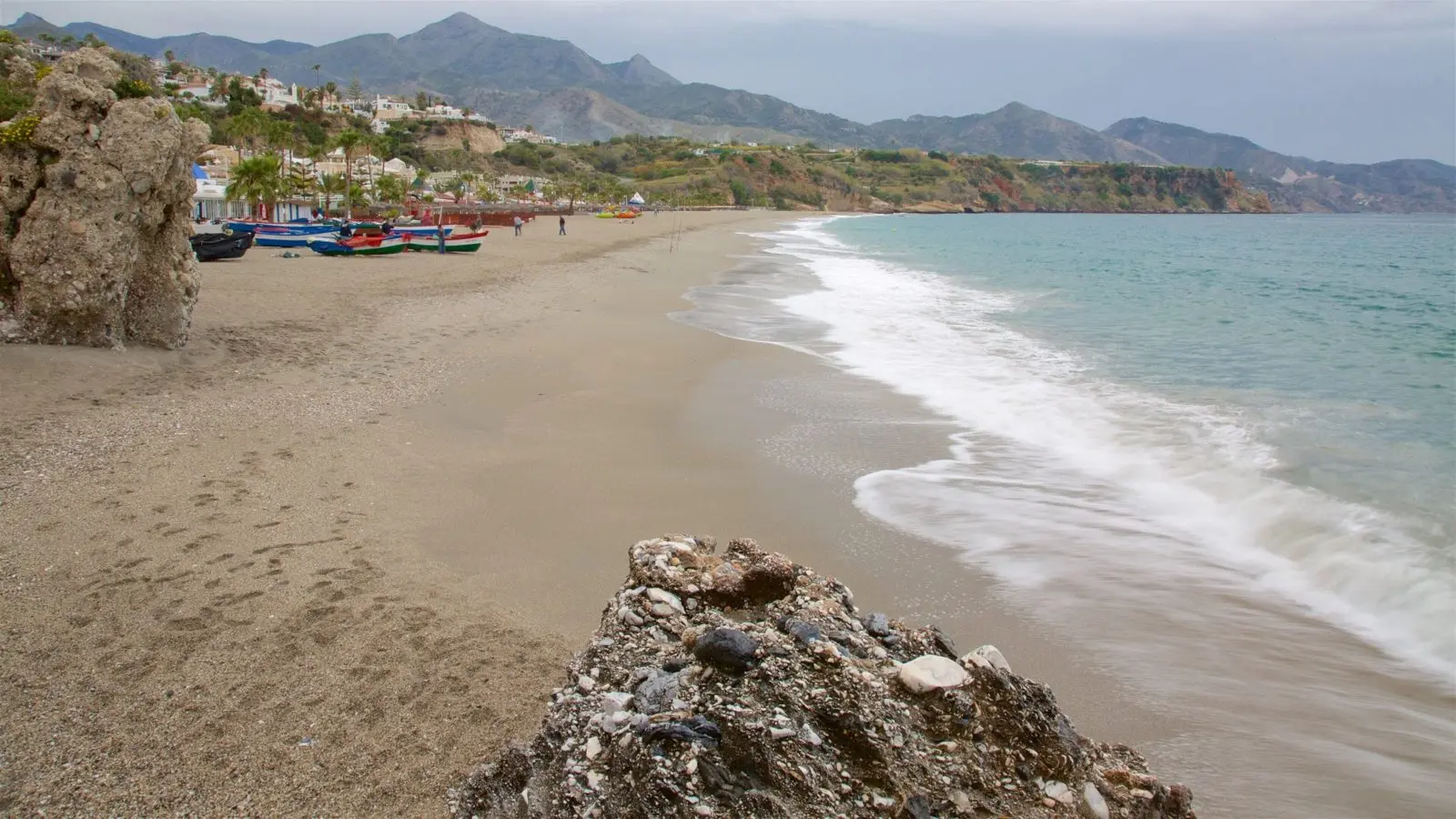 Nerja con niños: las mejores actividades y planes en familia