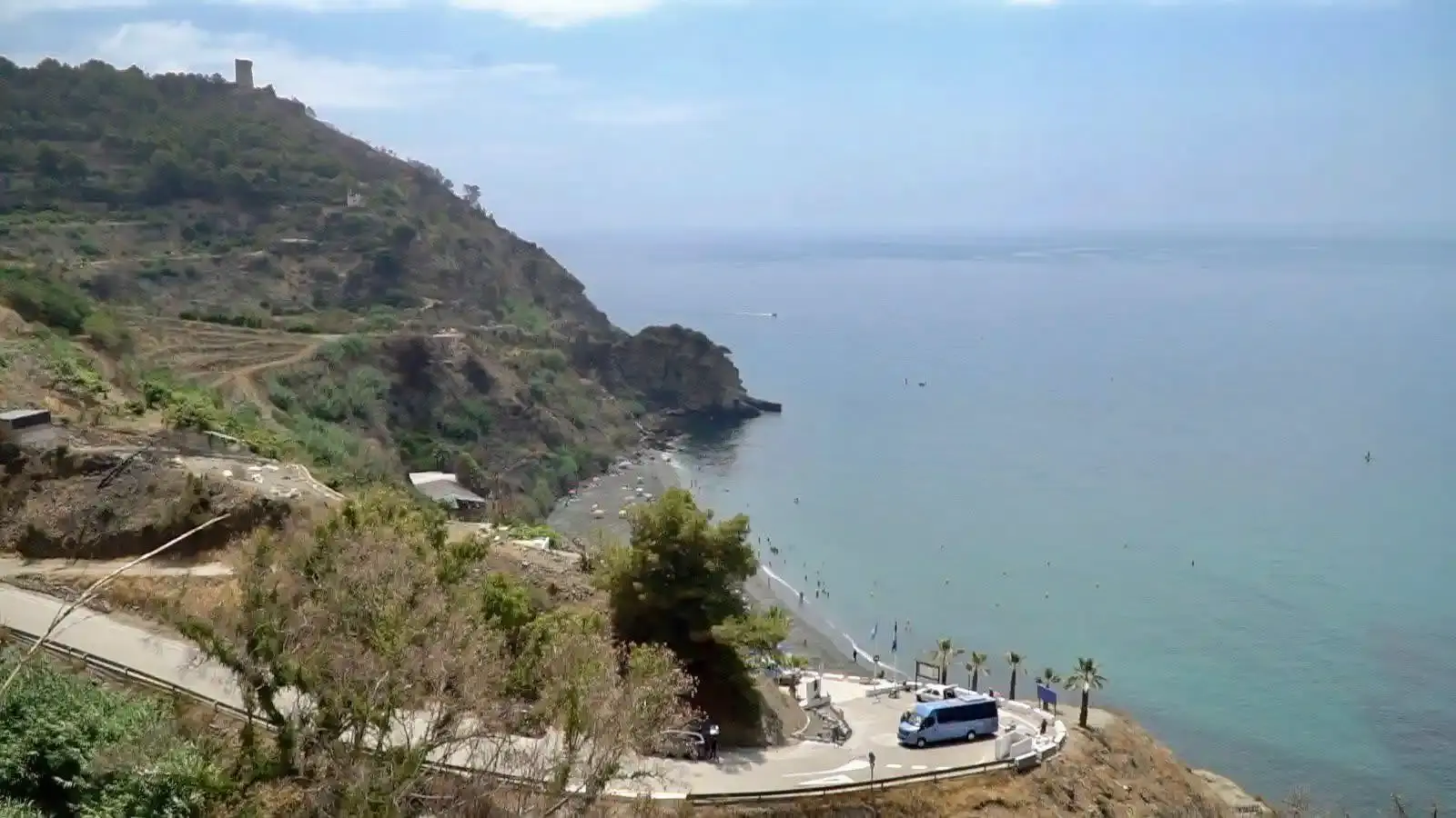 Zona de aparcamiento cerca de Maro Beach — One of Spain's Best Beaches en Nerja — foto 1