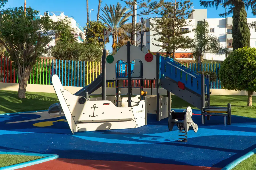 Zona de juegos infantiles con un barco en el Parque Verano Azul de Nerja